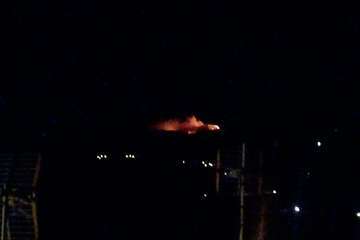 Incendio en la cumbre de Telde, visible desde la parte baja del municipio (FOTO TA, Efe, Francisco Javier Santana y Jesús Ruiz Mesa)